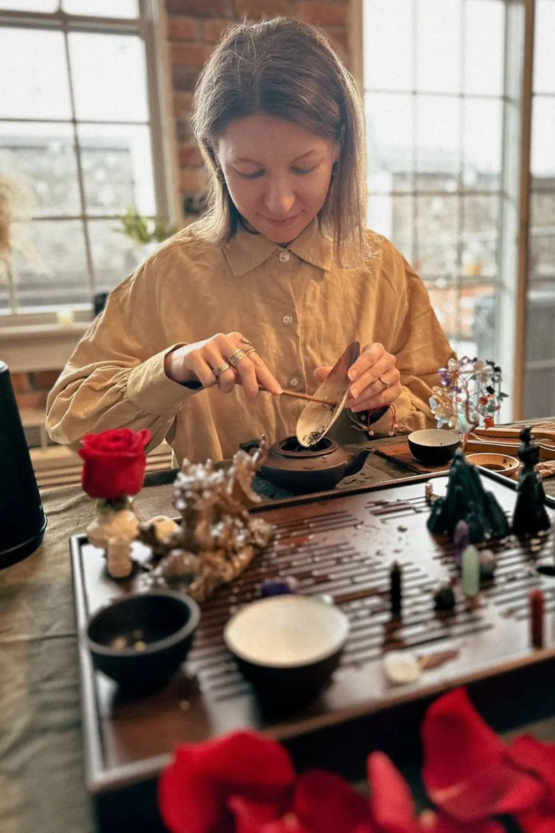 Guided tea ceremony table at a Green Boutique wellness event